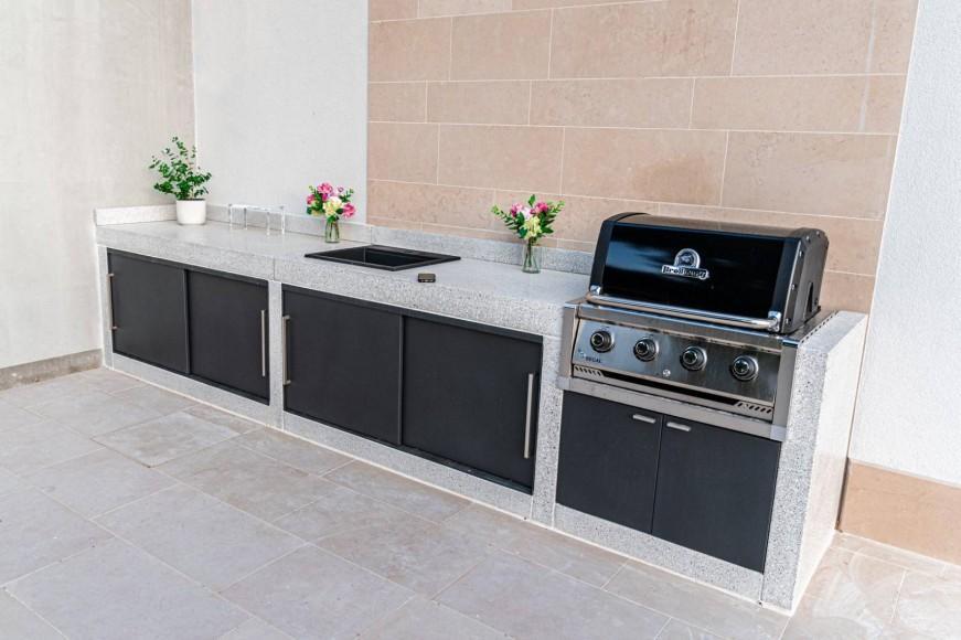 Elegant Outdoor Kitchen
